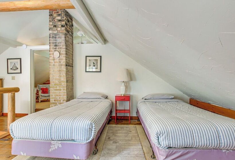 Baileys Harbor Cottage W/ Dock: Steps To Lake!