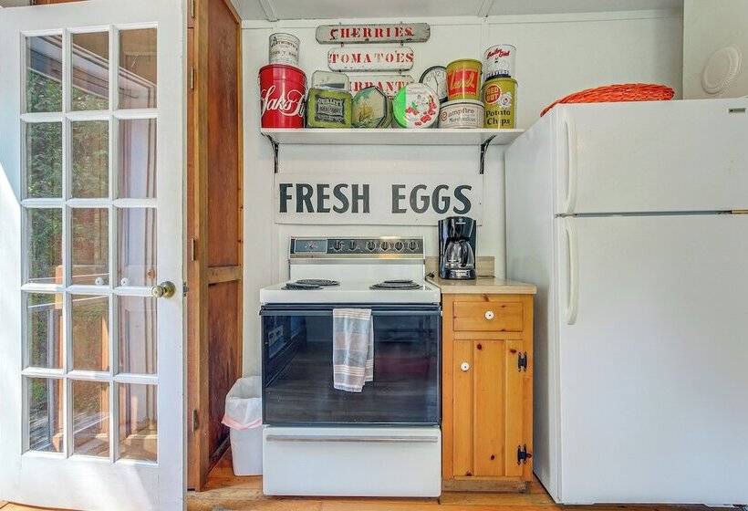 Baileys Harbor Cottage W/ Dock: Steps To Lake!