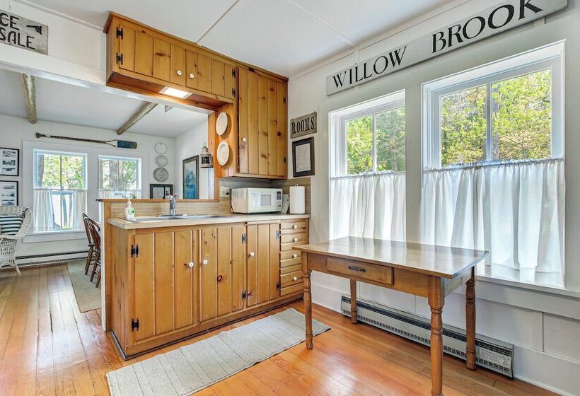 Baileys Harbor Cottage W/ Dock: Steps To Lake!