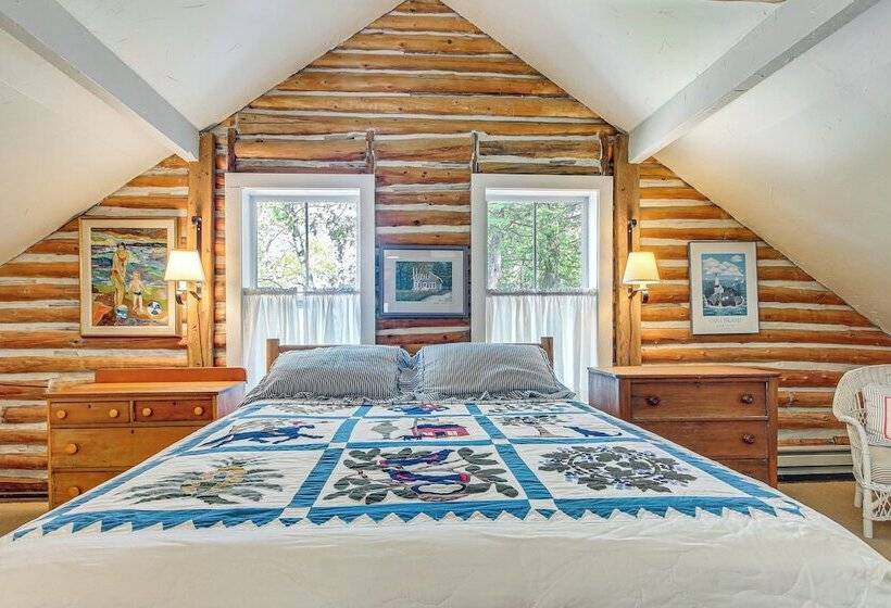 Baileys Harbor Cottage W/ Dock: Steps To Lake!