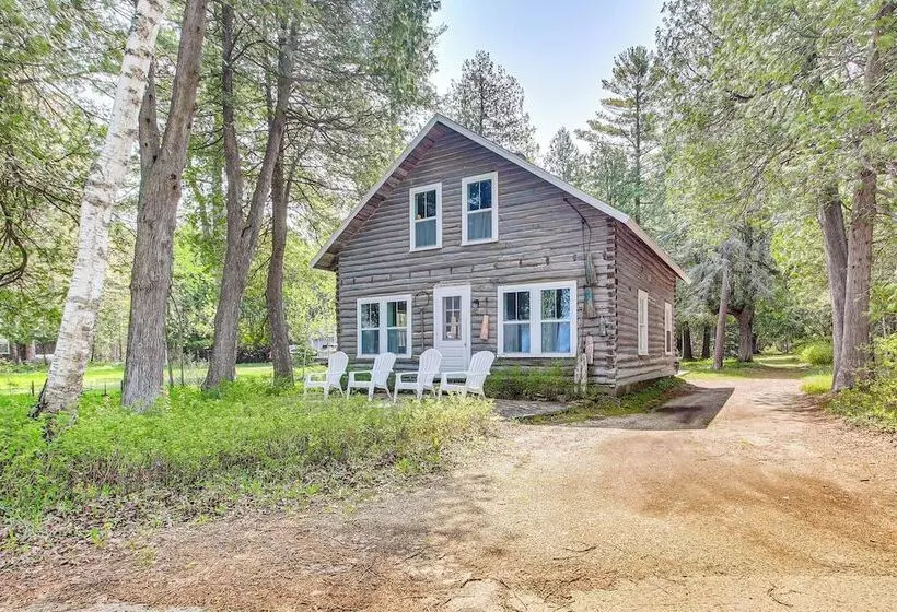 Baileys Harbor Cottage W/ Dock: Steps To Lake!