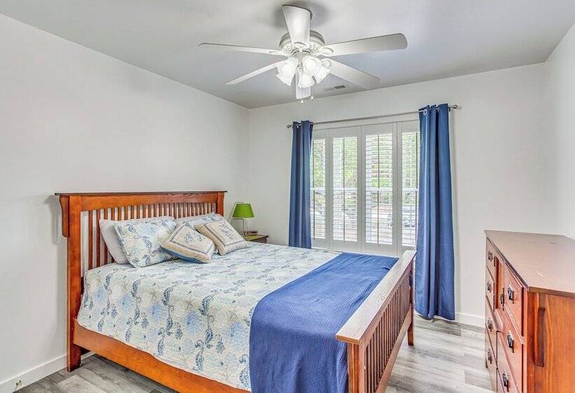 Beachy Oak Island Family Home   1 Mi To Ocean!