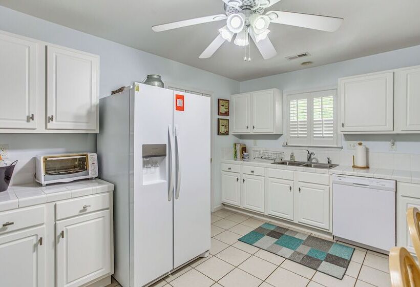 Beachy Oak Island Family Home   1 Mi To Ocean!