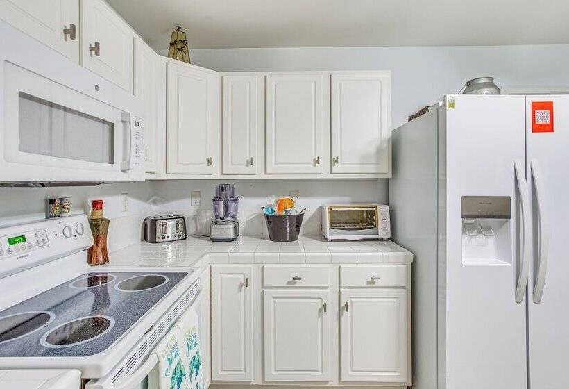 Beachy Oak Island Family Home   1 Mi To Ocean!