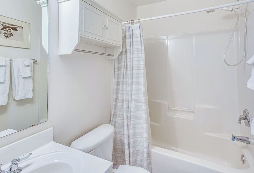 Beachy Oak Island Family Home   1 Mi To Ocean!