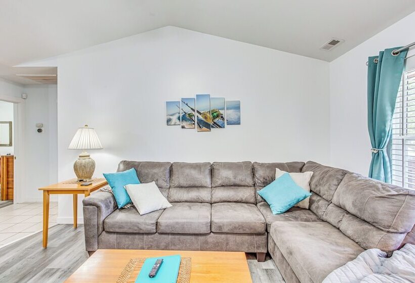 Beachy Oak Island Family Home   1 Mi To Ocean!