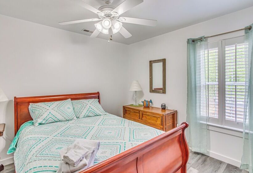 Beachy Oak Island Family Home   1 Mi To Ocean!