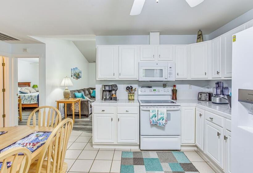 Beachy Oak Island Family Home   1 Mi To Ocean!