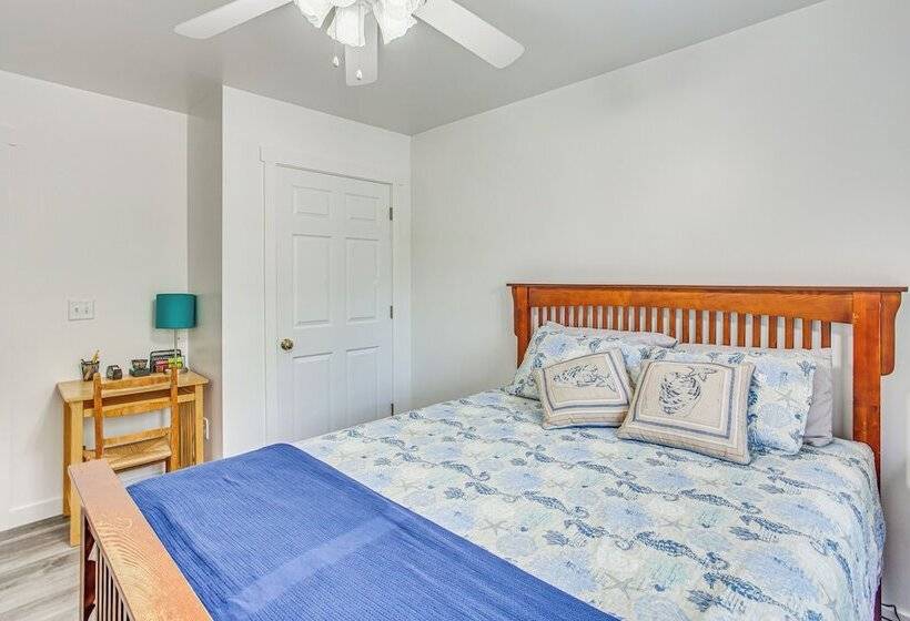 Beachy Oak Island Family Home   1 Mi To Ocean!