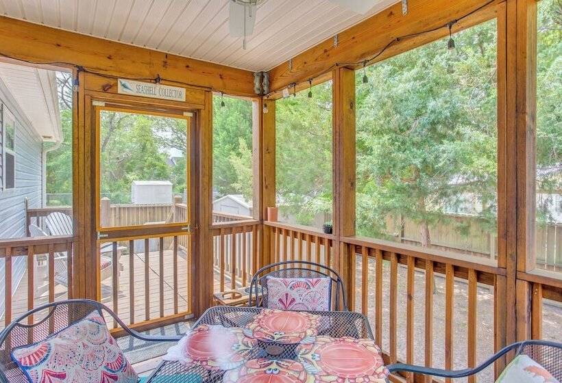 Beachy Oak Island Family Home   1 Mi To Ocean!