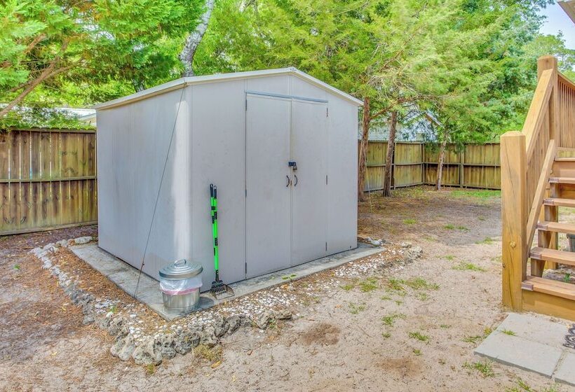 Beachy Oak Island Family Home   1 Mi To Ocean!