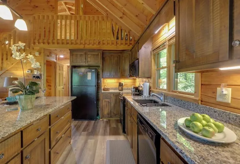 Blue Ridge Cabin W/ Mountain Views: 6 Mi To Dtwn!