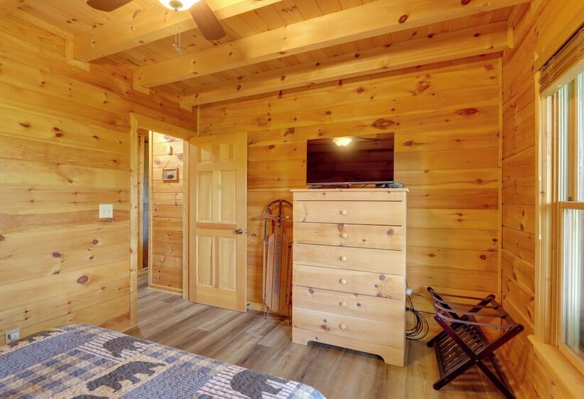 Blue Ridge Cabin W/ Mountain Views: 6 Mi To Dtwn!