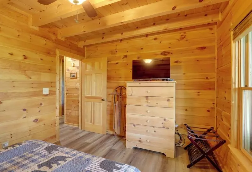 Blue Ridge Cabin W/ Mountain Views: 6 Mi To Dtwn!