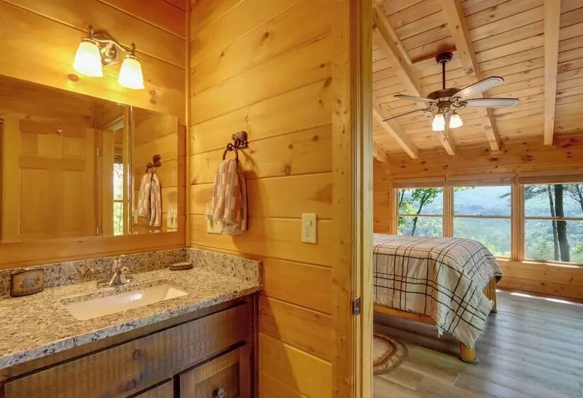 Blue Ridge Cabin W/ Mountain Views: 6 Mi To Dtwn!