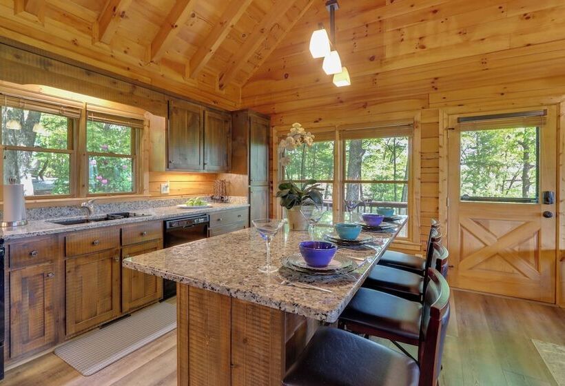 Blue Ridge Cabin W/ Mountain Views: 6 Mi To Dtwn!