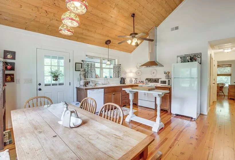 Charming Lawley Cottage: Deck, Fire Pit & Yard!