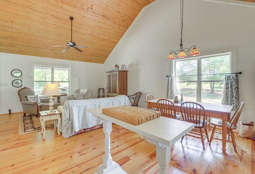 Charming Lawley Cottage: Deck, Fire Pit & Yard!