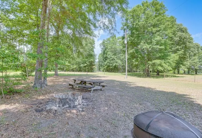 Charming Lawley Cottage: Deck, Fire Pit & Yard!