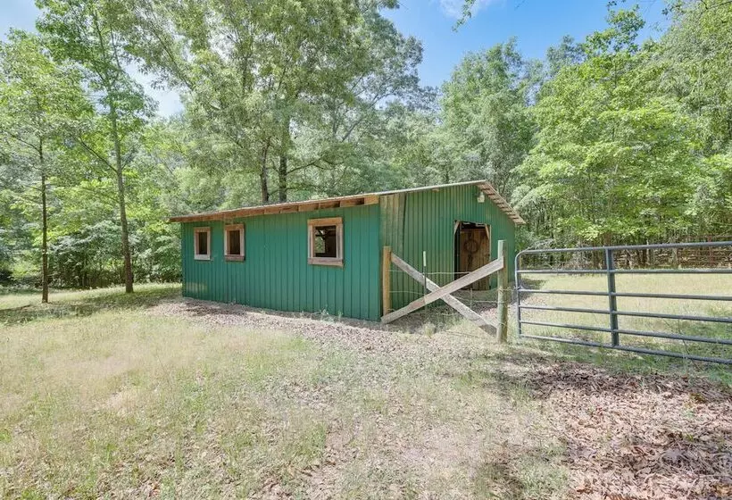 Charming Lawley Cottage: Deck, Fire Pit & Yard!