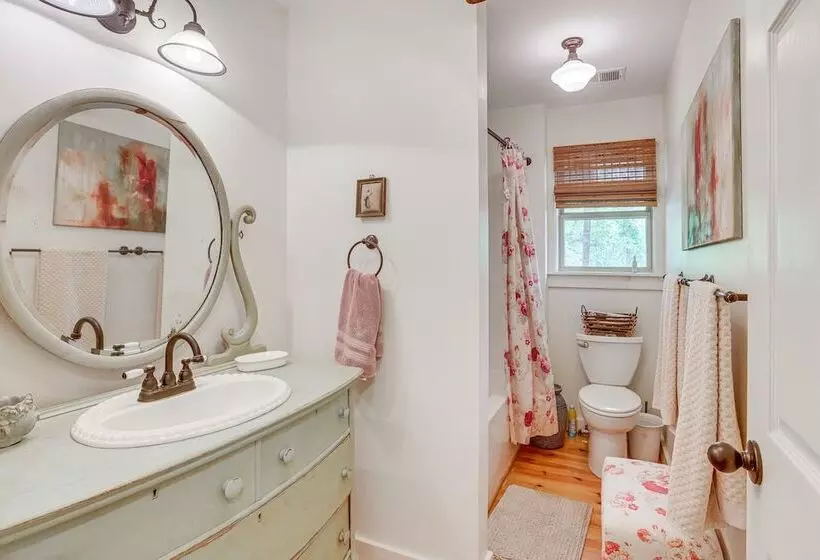 Charming Lawley Cottage: Deck, Fire Pit & Yard!