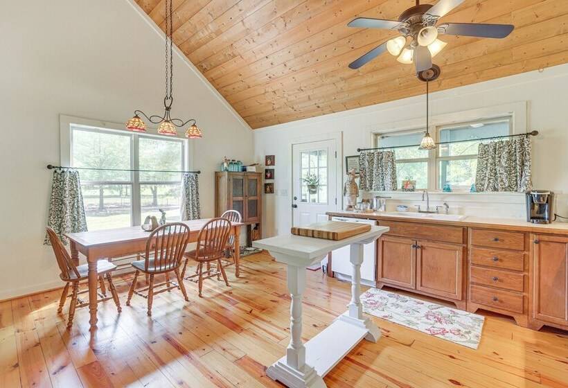 Charming Lawley Cottage: Deck, Fire Pit & Yard!