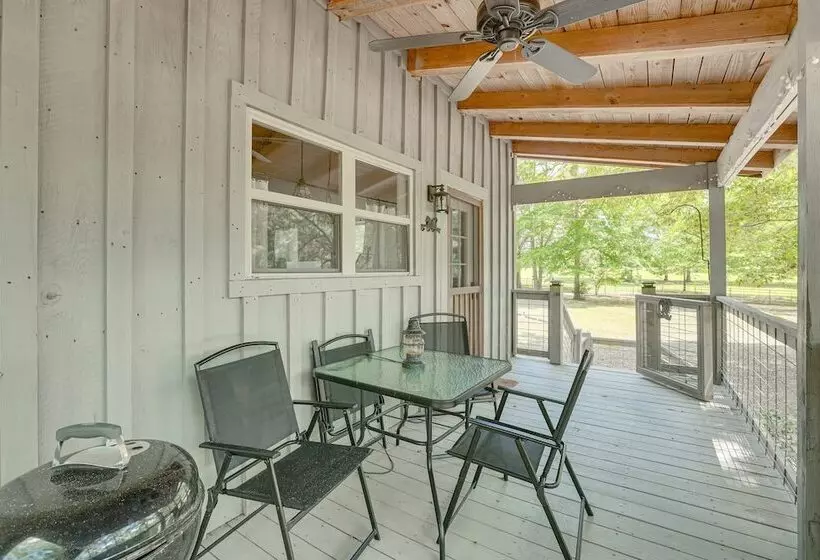 Charming Lawley Cottage: Deck, Fire Pit & Yard!