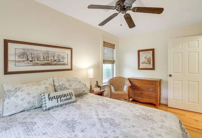 Charming Lawley Cottage: Deck, Fire Pit & Yard!