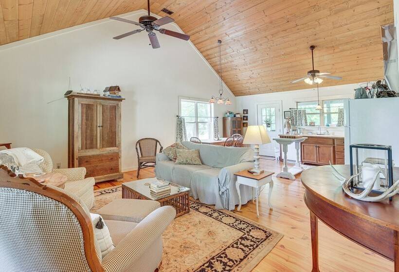 Charming Lawley Cottage: Deck, Fire Pit & Yard!