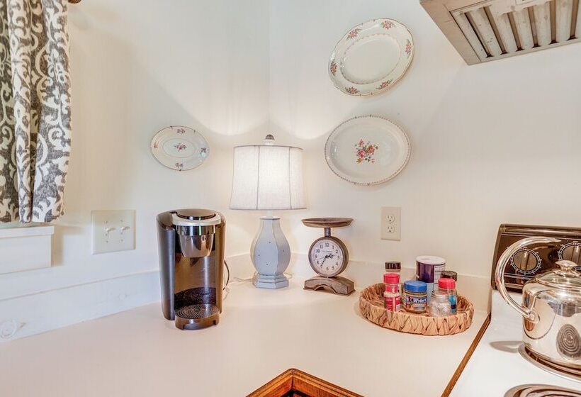 Charming Lawley Cottage: Deck, Fire Pit & Yard!