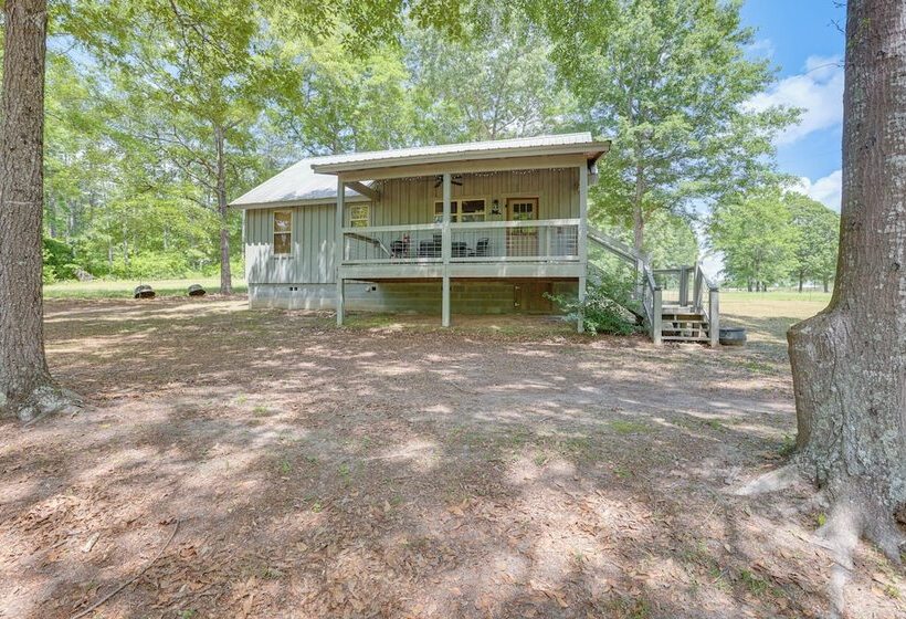 Charming Lawley Cottage: Deck, Fire Pit & Yard!