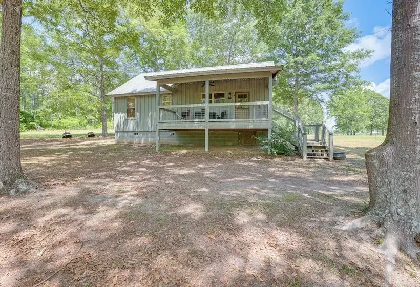 Charming Lawley Cottage: Deck, Fire Pit & Yard!