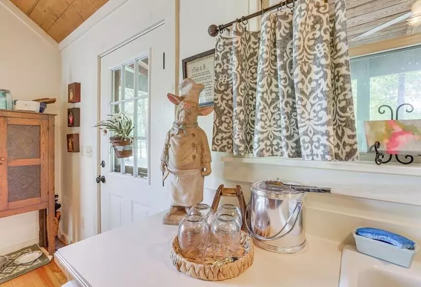 Charming Lawley Cottage: Deck, Fire Pit & Yard!