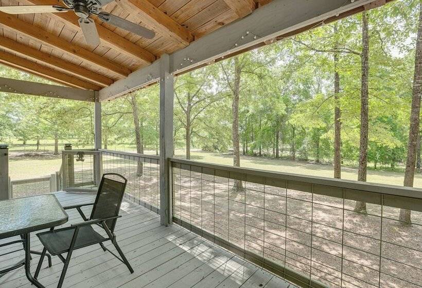 Charming Lawley Cottage: Deck, Fire Pit & Yard!