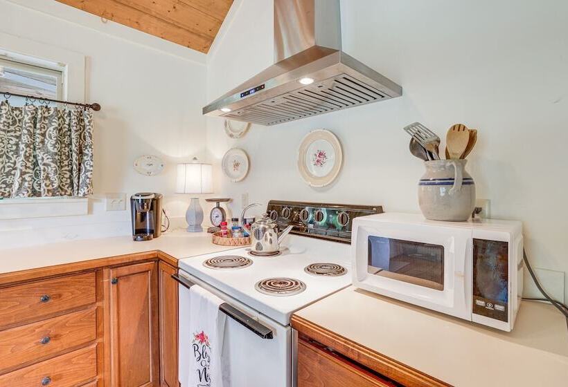 Charming Lawley Cottage: Deck, Fire Pit & Yard!