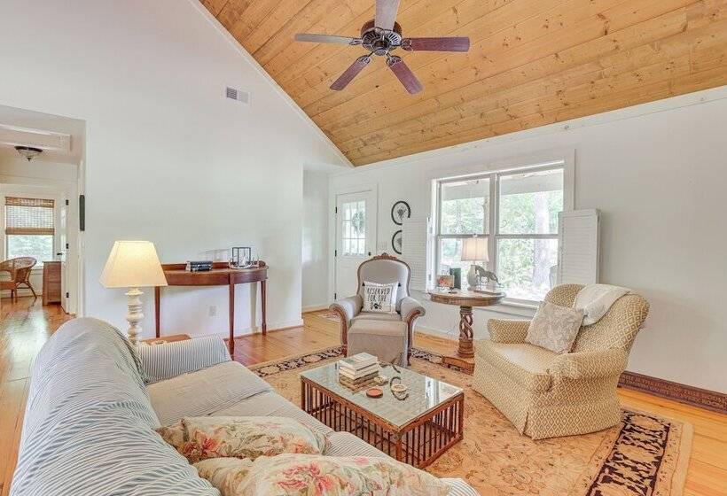 Charming Lawley Cottage: Deck, Fire Pit & Yard!