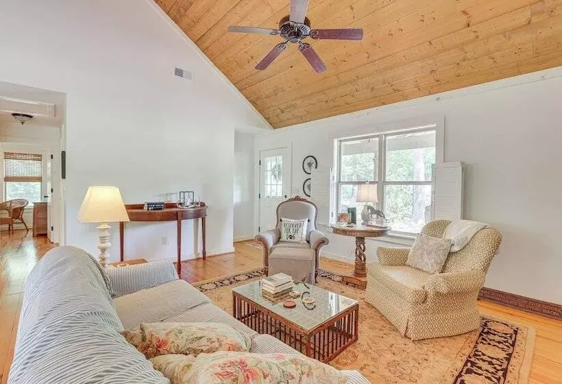 Charming Lawley Cottage: Deck, Fire Pit & Yard!