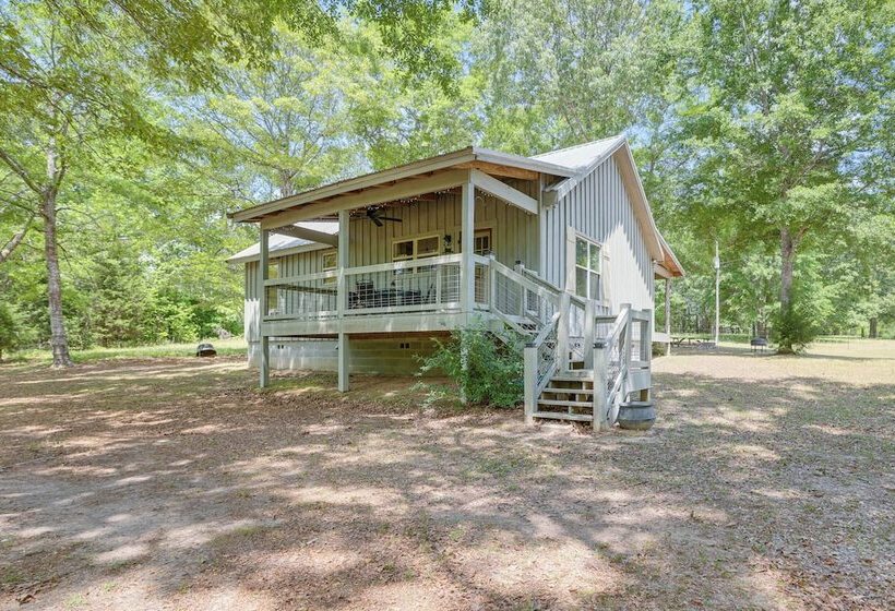 Charming Lawley Cottage: Deck, Fire Pit & Yard!