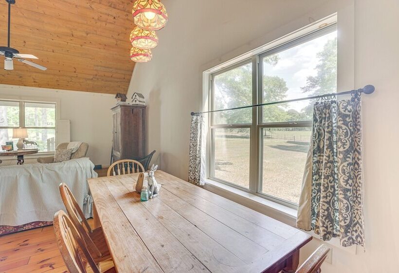 Charming Lawley Cottage: Deck, Fire Pit & Yard!