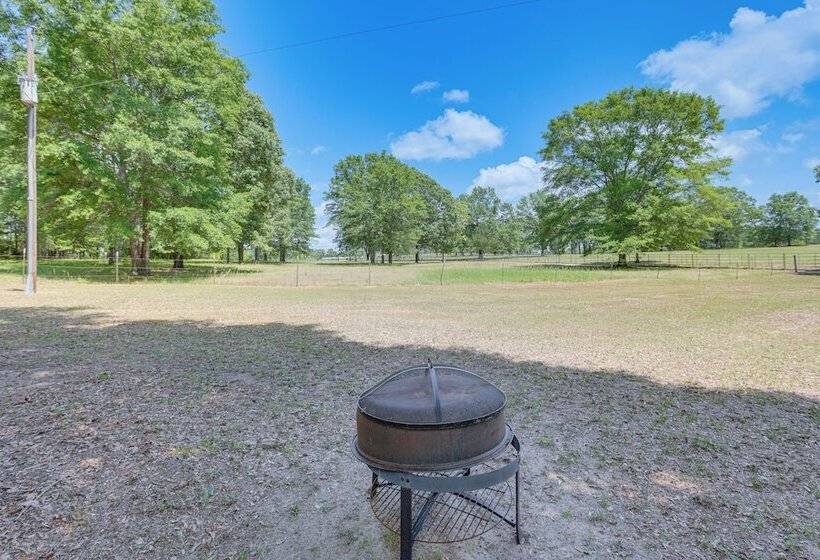 Charming Lawley Cottage: Deck, Fire Pit & Yard!