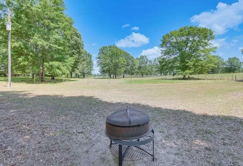 Charming Lawley Cottage: Deck, Fire Pit & Yard!