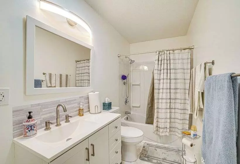 Cozy Illinois Retreat W/ Home Gym & River Views!