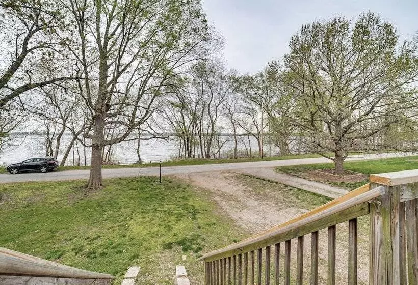 Cozy Illinois Retreat W/ Home Gym & River Views!