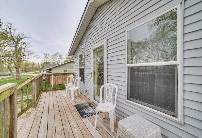 Cozy Illinois Retreat W/ Home Gym & River Views!