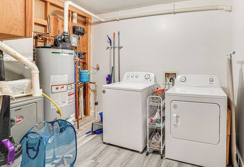 Cozy Illinois Retreat W/ Home Gym & River Views!