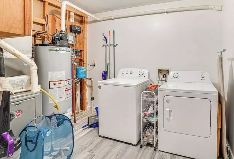 Cozy Illinois Retreat W/ Home Gym & River Views!