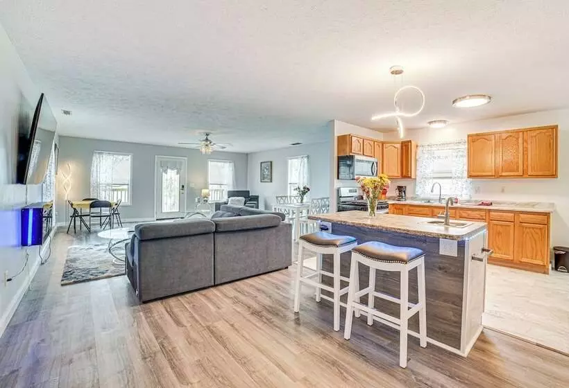 Cozy Illinois Retreat W/ Home Gym & River Views!