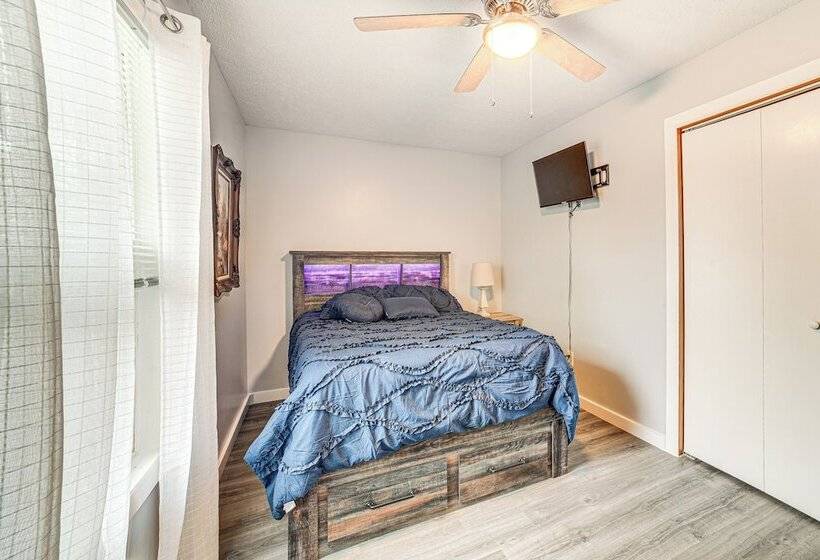 Cozy Illinois Retreat W/ Home Gym & River Views!