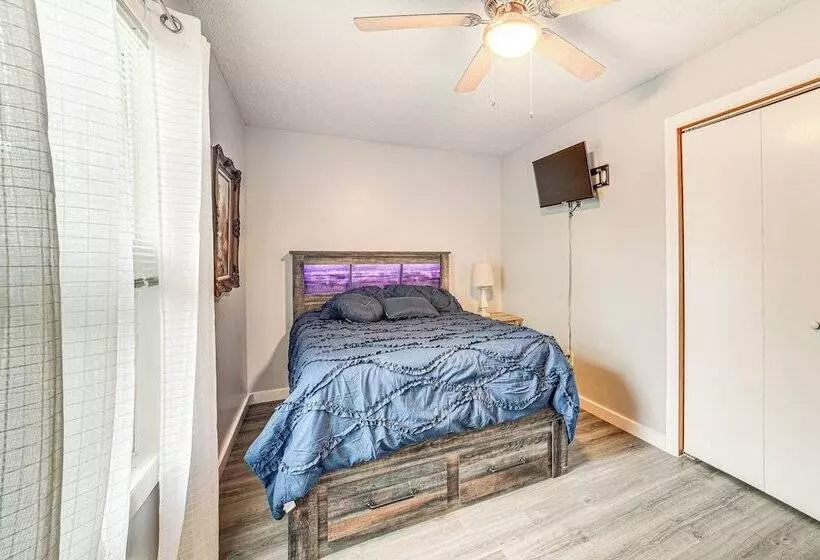 Cozy Illinois Retreat W/ Home Gym & River Views!