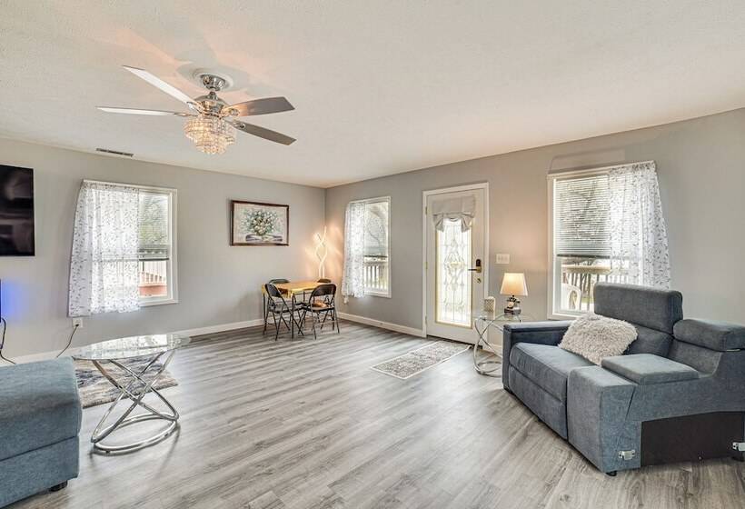 Cozy Illinois Retreat W/ Home Gym & River Views!